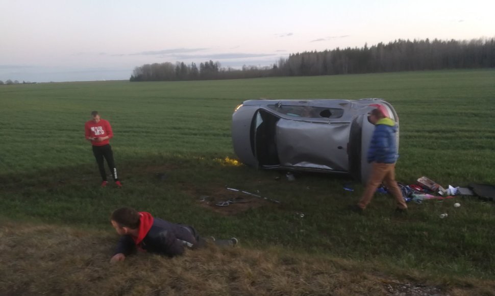 Jonavos rajone neblaivus vairuotojas nesugebėjo suvaldyti savo automobilio ir nuvažiavo nuo kelio. Medikų pagalbos prireikė ne tik jam, bet ir kartu važiavusiems draugams.