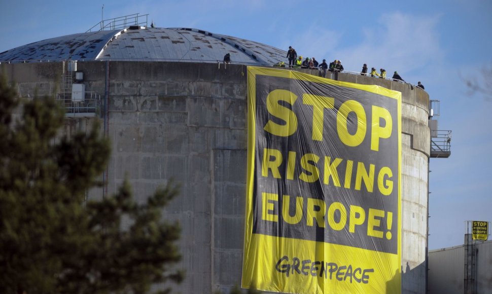 „Greenpeace“ aktyvistai įsibrovė į Fesenheimo atominės elektrinės kompleksą rytų Prancūzijoje