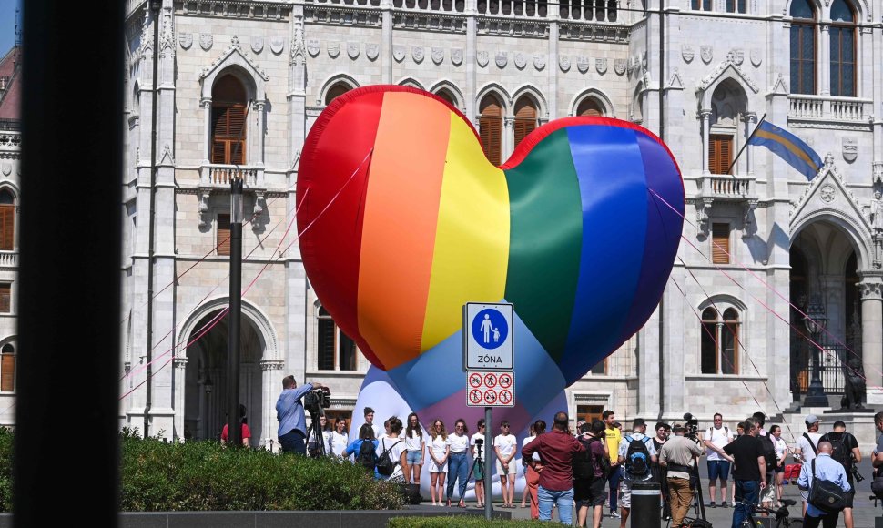 Vengrijos pilietinės grupės protestuoja prieš homofobišką įstatymą