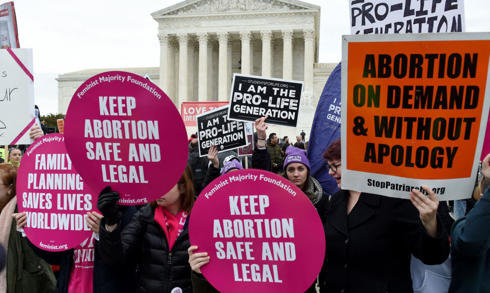 Legalius abortus palaikančios grupės protestuoja Vašingtone