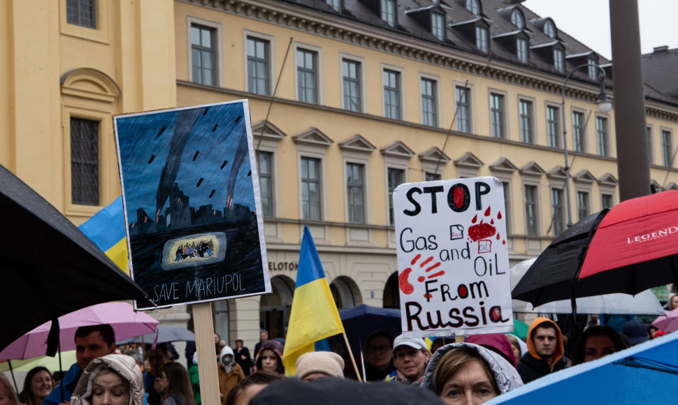 Protestuotojai reikalauja nutraukti naftos ir dujų importą iš Rusijos.