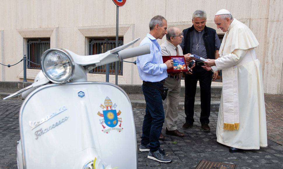 Popiežius Pranciškus gavo dovanų motorolerį „Vespa“. 