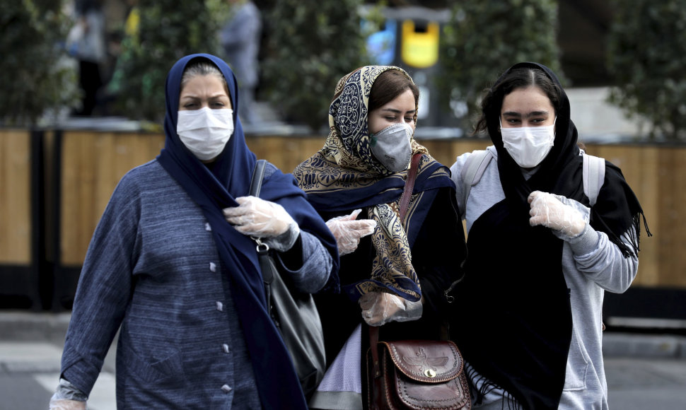 Moterys su kaukėmis Teherano gatvėse.