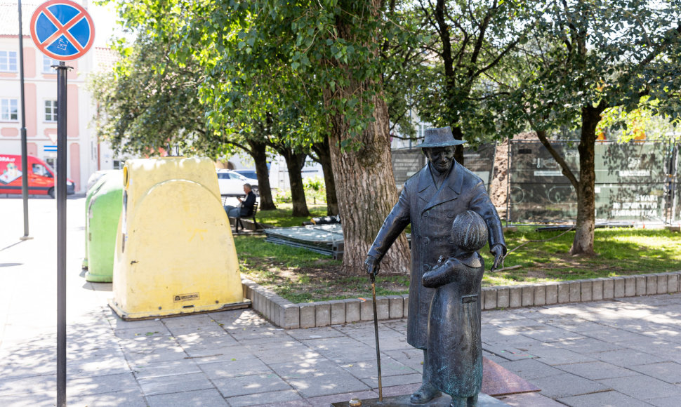 Konteineriai prie paminklo Cemachui Šabadui