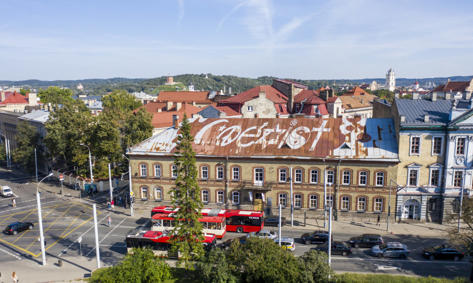 Užrašas „Coexist“ ant Pylimo g. 2 pastato stogo Vilniuje