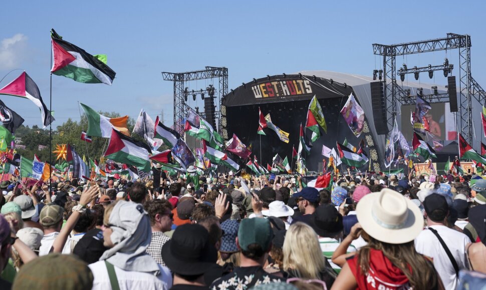 &bdquo;Kneecap&ldquo; koncertuoja Glastonberio muzikos festivalyje / Scott A Garfitt / AP