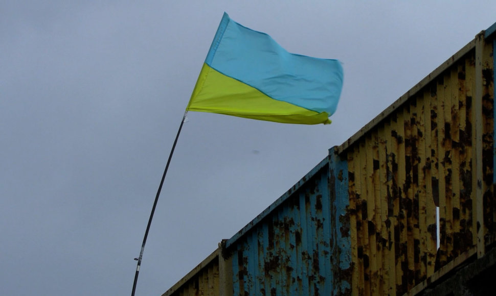 Virš sugriauto tilto plevėsuoja Ukrainos vėliava