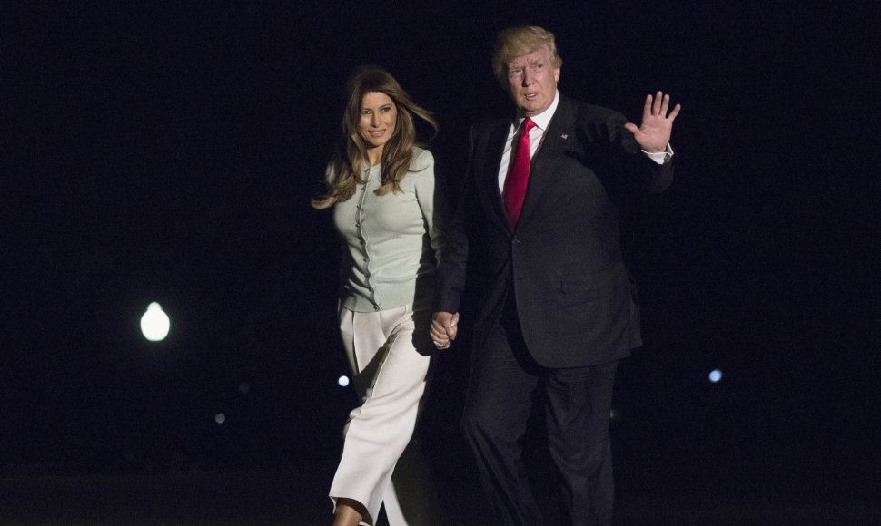 Donaldas ir Melania Trumpai grįžo į JAV