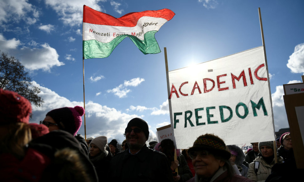 Vengrijoje mokslininkai protestavo prieš vyriausybės pastangas kontroliuoti jų finansavimą