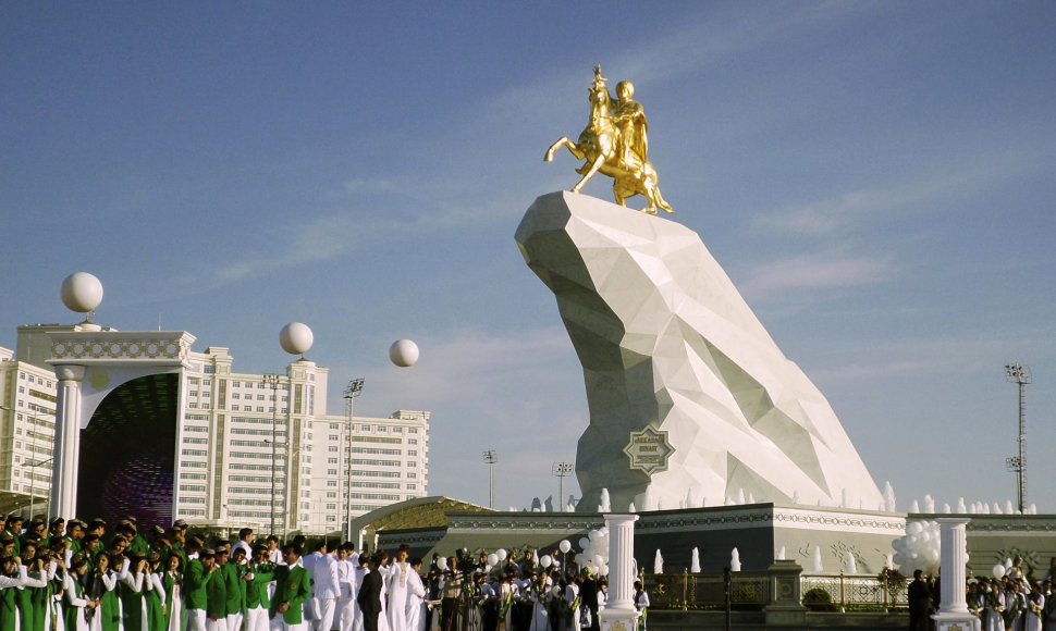 Auksinė statula Turkmėnijos prezidentui
