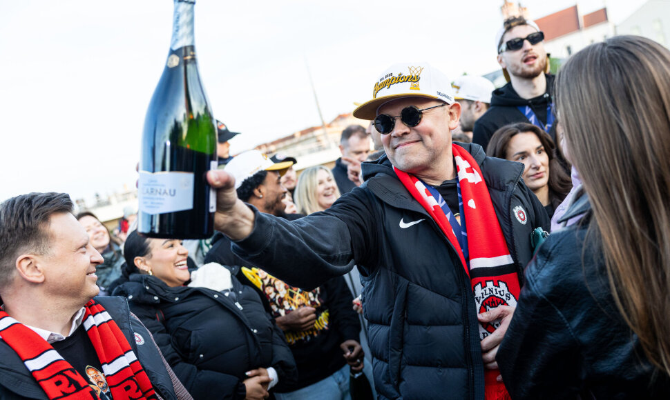 Fanai prie Baltojo tilto švenčia su čempionų titulą iškoviojusiu Vilniaus „Rytu“