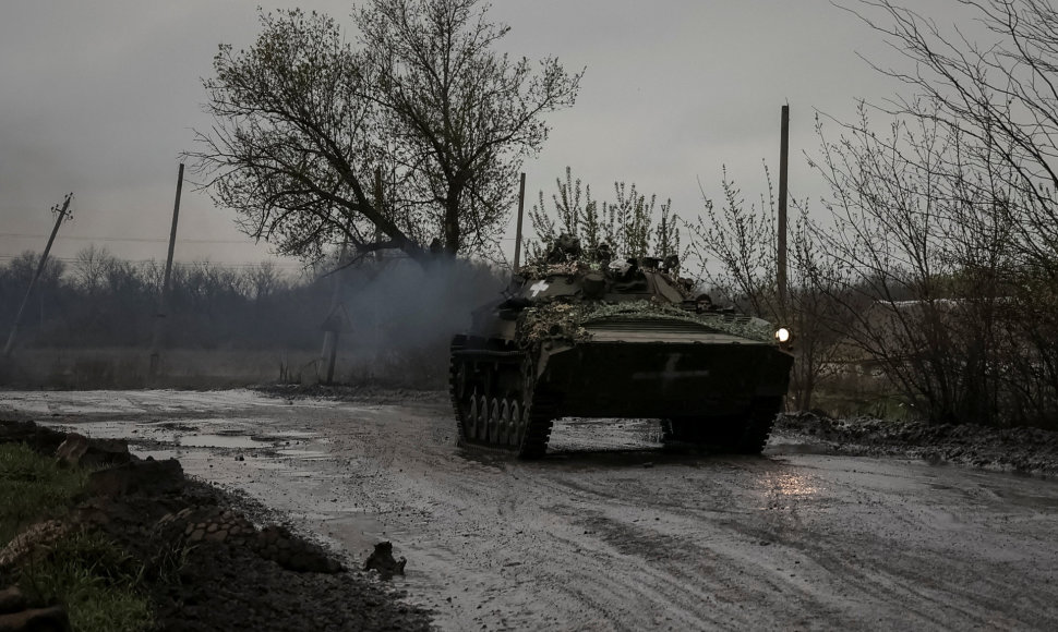 Ukrainos tankai juda link fronto linijos Bachmute