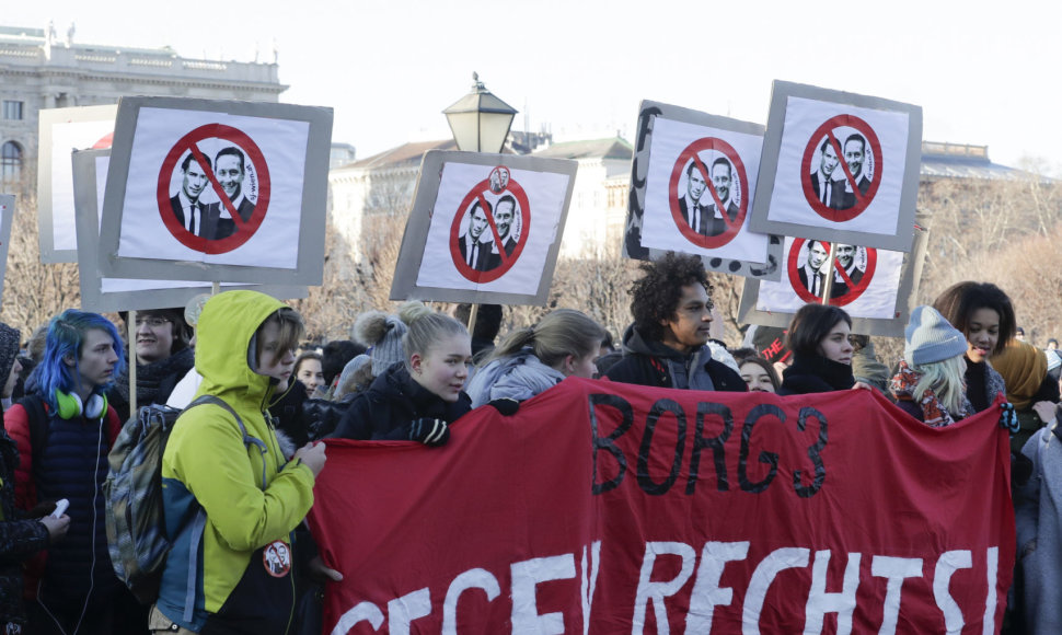 Prieš naujos Austrijos vyriausybės prisaikdinimą Vienoje protestavo keli tūkstančiai žmonių