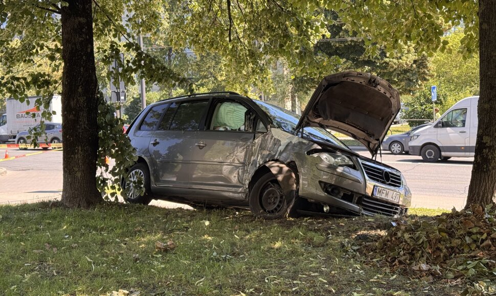 Vilniuje automobilis rėžėsi į autobusų stotelę su žmonėmis: viena mergina žuvo