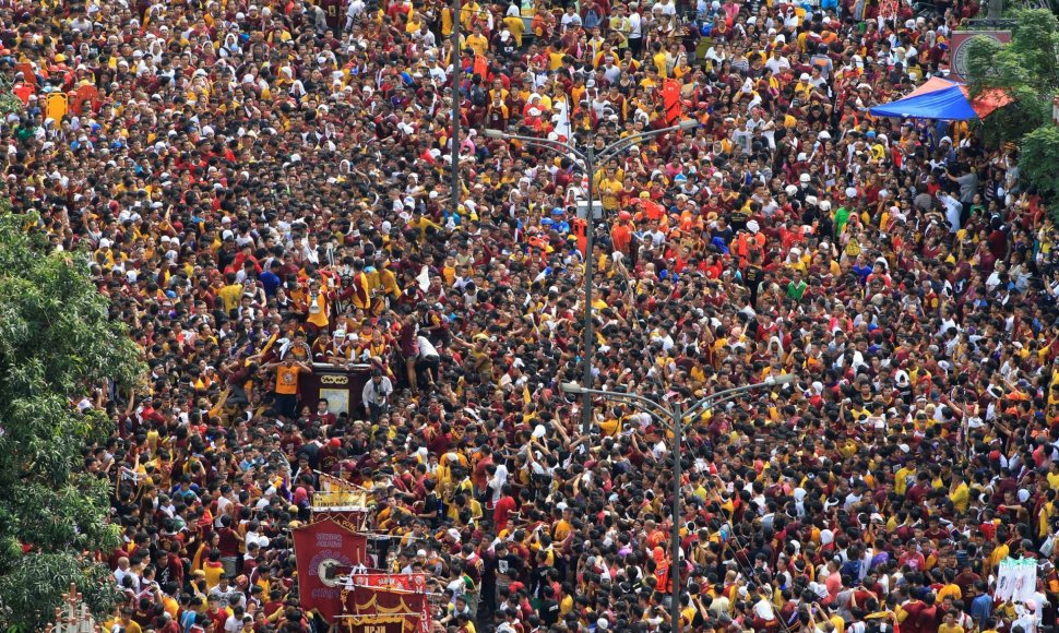 Maniloje vyko didžiulė basų katalikų maldininkų procesija