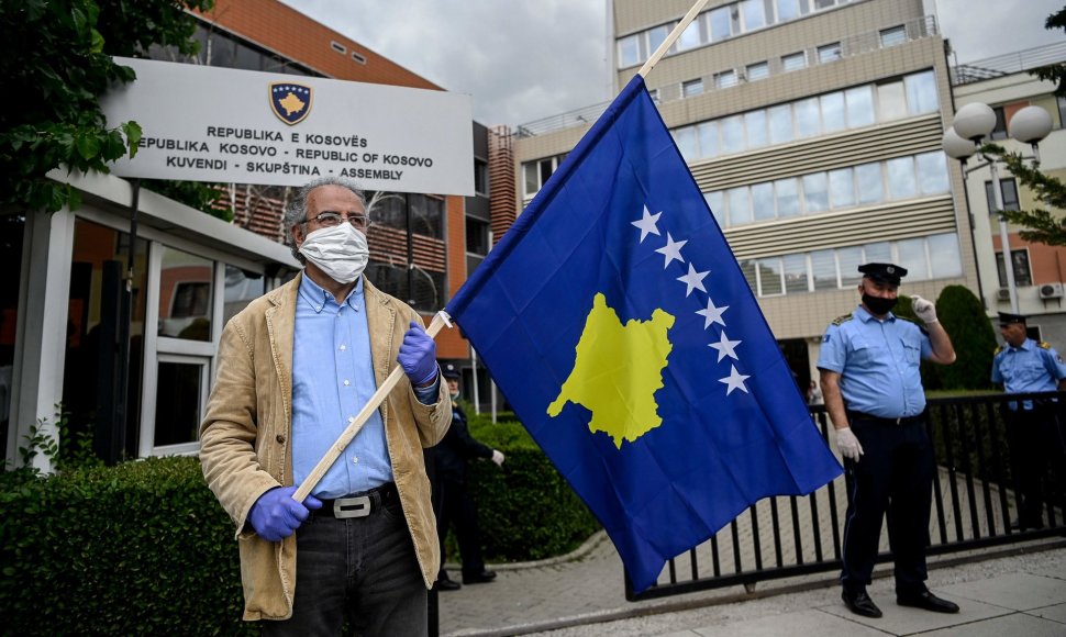 Vyras laiko Kosovo vėliavą