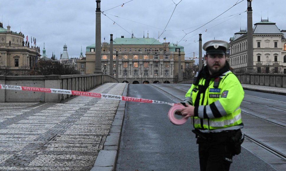 Policija atitvėrė teritoriją aplink Prahos universitetą.