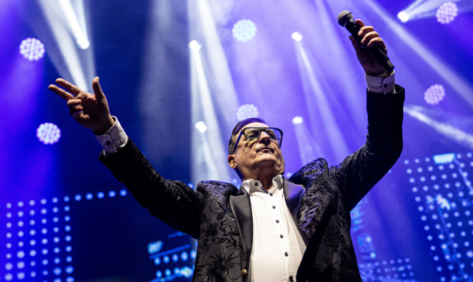 „Hiperbolės“ įkūrėjas Viktoras Prapras su grupe