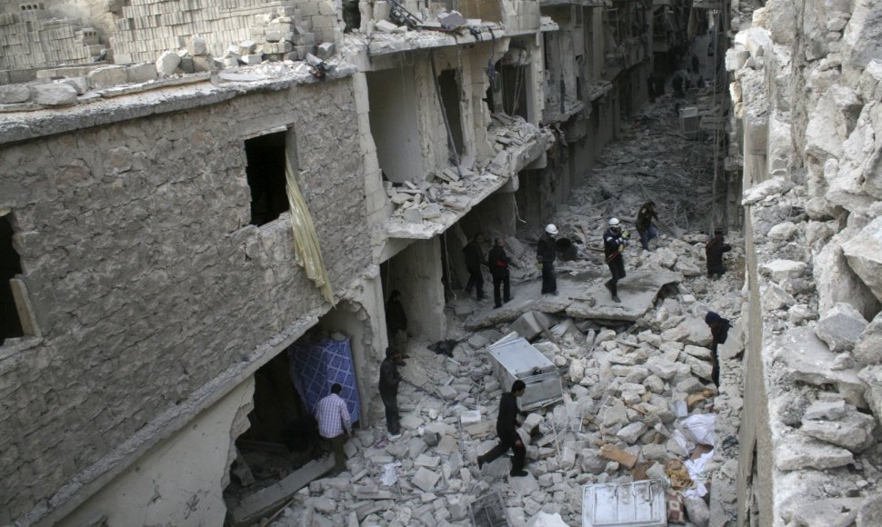 Griuvėsiai po oro reido Alepo mieste.