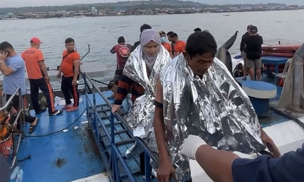Po kelto nelaimės Filipinuose i&scaron;gelbėti keleiviai / HANDOUT / AFP