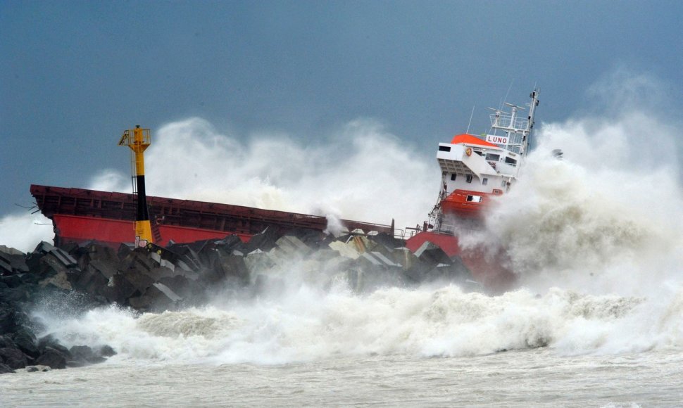 Prie Prancūzijos krantų sudužo krovininis 100 metrų ilgio laivas „Luno“  2014 m. vasario 05 d. 