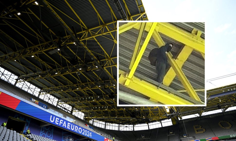 Vokietija – Danija rungtynių metu ant stadiono sijų pastebėtas kaukėtas vyriškis