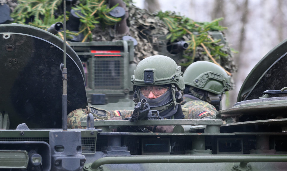 Šarvuotas pėstininkas žvelgia iš pėstininkų kovos mašinos „Marder