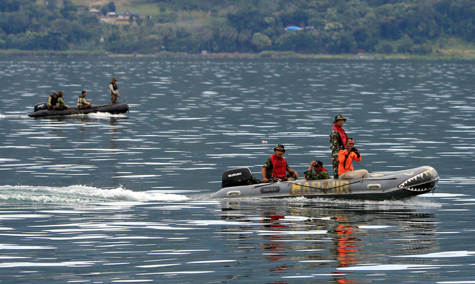 Indonezijoje nuskendus laivui ieškomi dingę asmenys