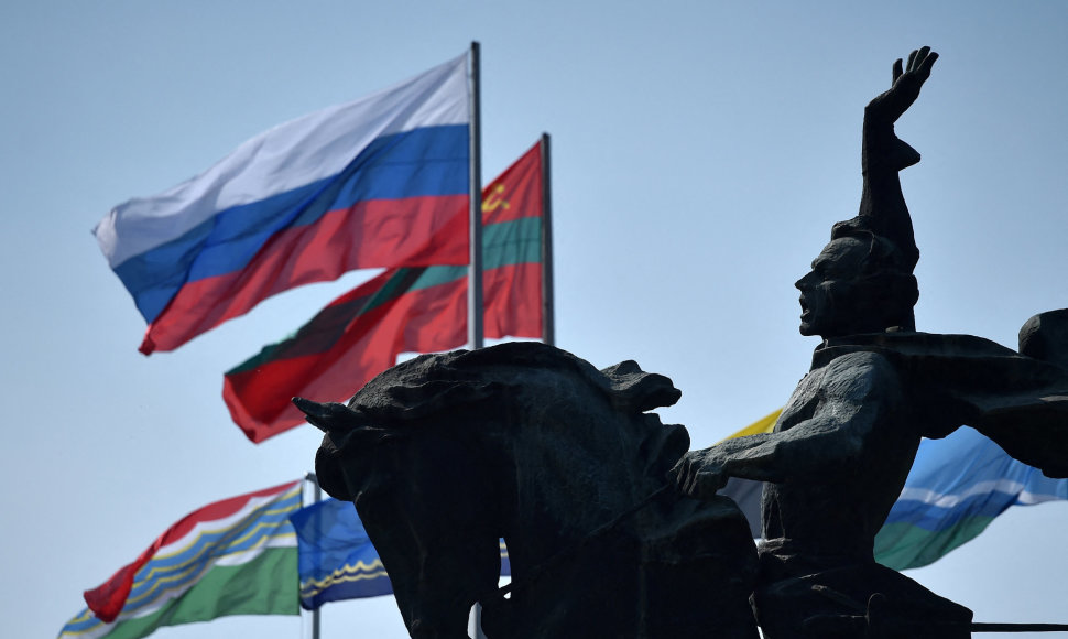 Rusijos ir Padniestrės Moldovos Respublikos vėliavos Tiraspolyje šalia Rusijos XVIII amžiaus karvedžio Aleksandro Suvorovo statulos