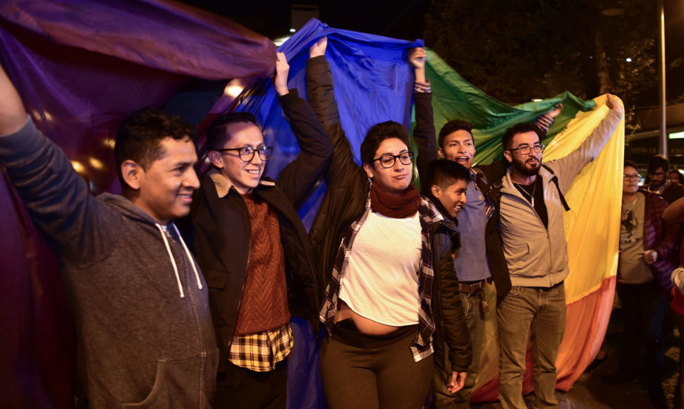 Ekvadore švenčiamas Konstitucinio Teismo sprendimą įteisinti tos pačios lyties asmenų santuokas