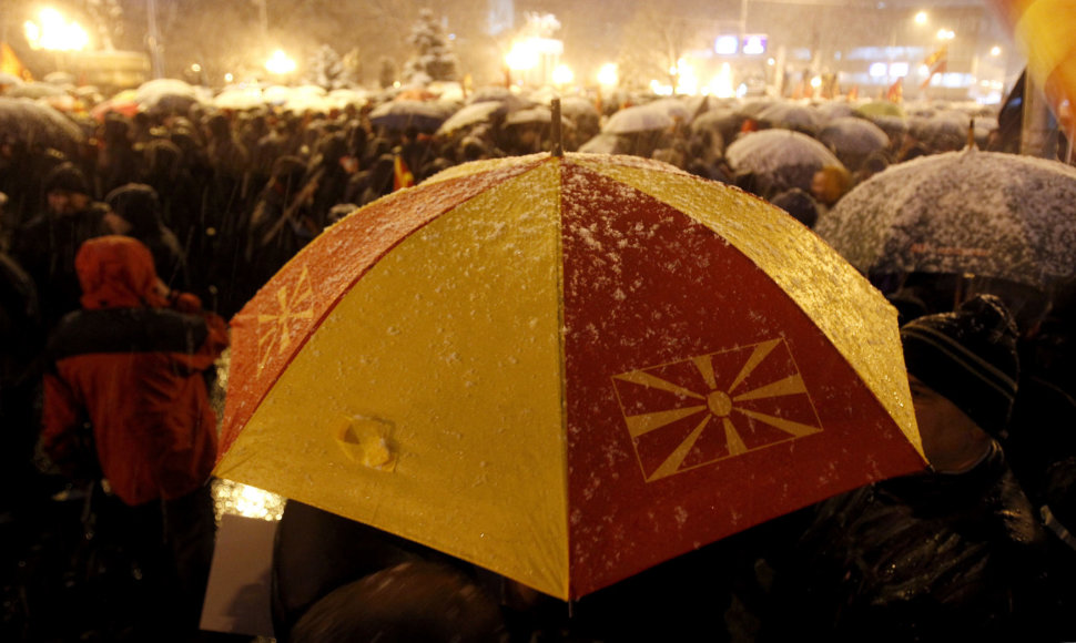 Makedonijos sostinėje tūkstančiai žmonių protestavo prieš planus keisti šalies pavadinimą