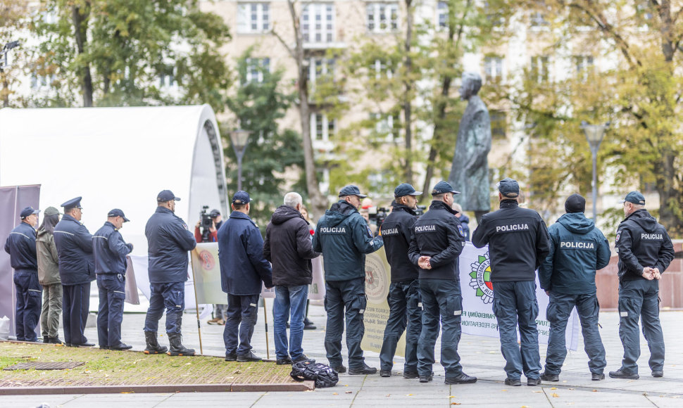 Pareigūnai protestavo prie LR Vyriausybės