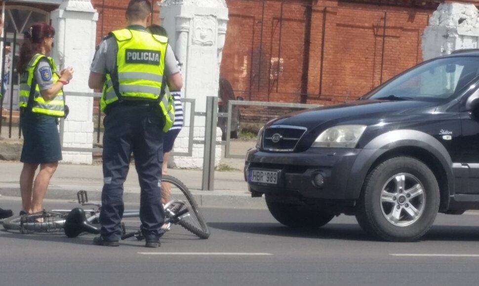Kaune partrenktas dviratininkas