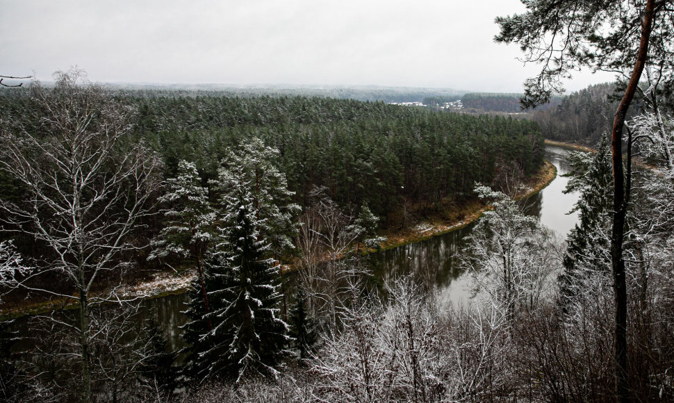 Lengva sniego paklotė apdengė Neries regioninį parką