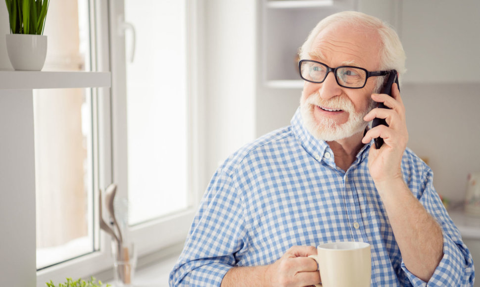 Garbaus amžiaus vyras kalbasi telefonu