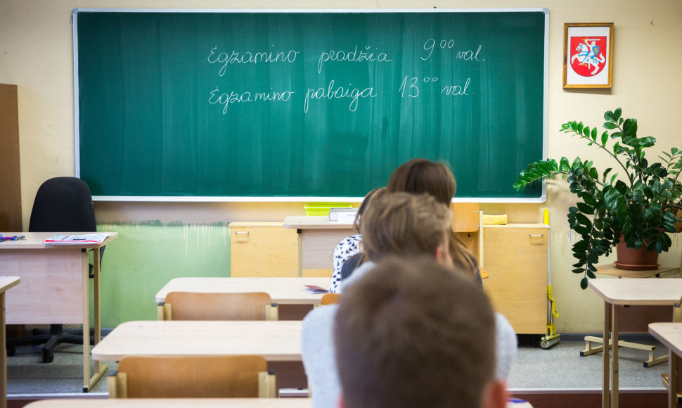 Abiturientai laiko lietuvių kalbos egzaminą