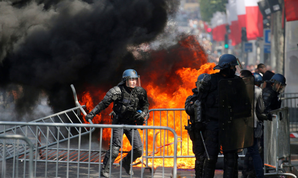 Paryžiuje po parado protestuotojai susirėmė su policija