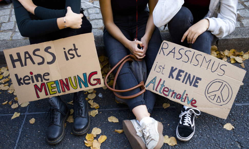 Dešimtys tūkstančių žmonių Berlyne dalyvavo demonstracijoje prieš rasizmą