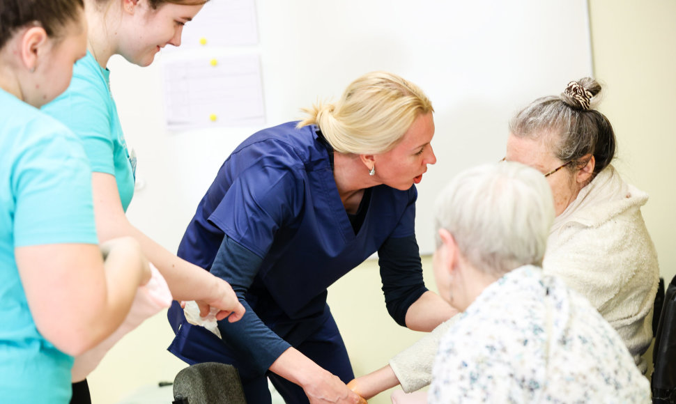 Kauno kolegijos studentų kineziterapeutų  masažai Kauno hospiso pacientams.