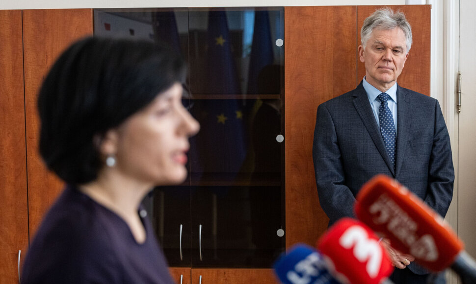 Kultūros ministrė Vaida Aleknavičienė i&scaron;klausė Valstybinės kalbos inspekcijos vir&scaron;ininko Audriaus Valotkos paai&scaron;kinimų dėl kritikos sulaukusių pasisakymų / Paulius Peleckis / BNS 