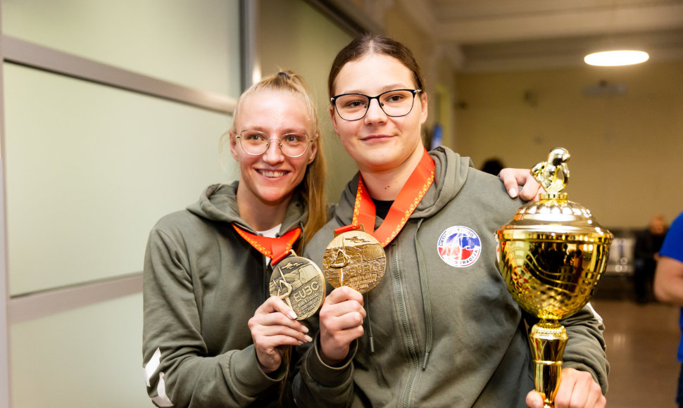 Vilniaus oro uoste pasitiktos  Europos bokso čempionato prizininkės: Gabrielė Stonkutė ir Ana Starovoitova