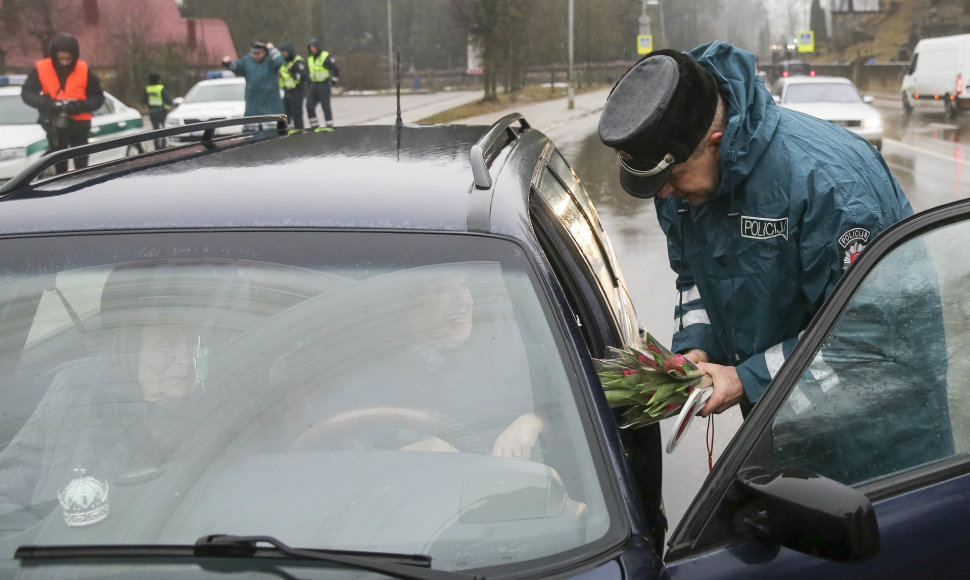Vilniaus kelių policija sveikino moteris Kovos 8-osios dienos proga