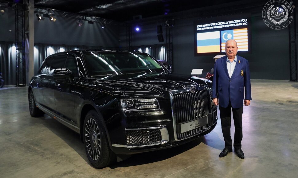 Malaizijos karalius Sultonas Ibrahimas ir automobilis &bdquo;Aurus Senat&ldquo;