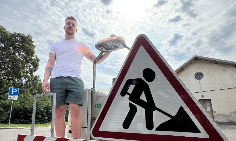 Mokslininkas Martynas Karbočius ir deflektometras, kuriuo kelininkai tiria asfalto kokybę