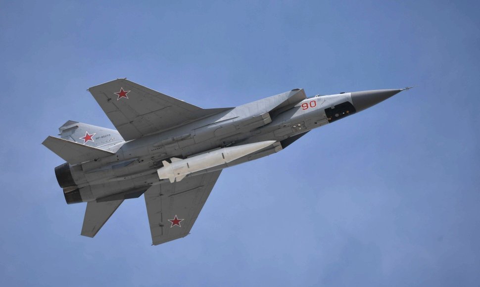 Naikintuvas MiG-31, nešantis raketą „Kinžal“