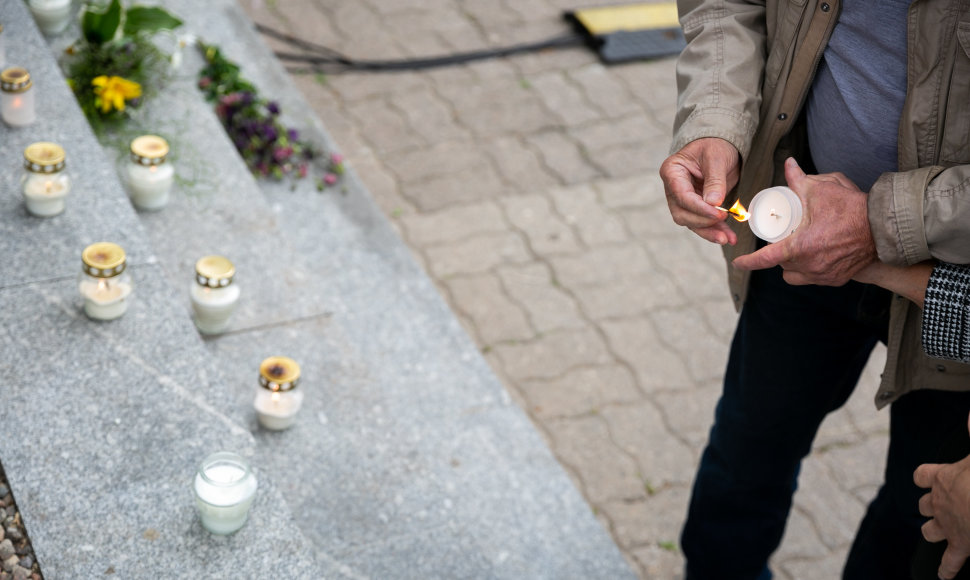 Aukų pagerbimas Naujosios Vilnios geležinkelio stoties memoriale