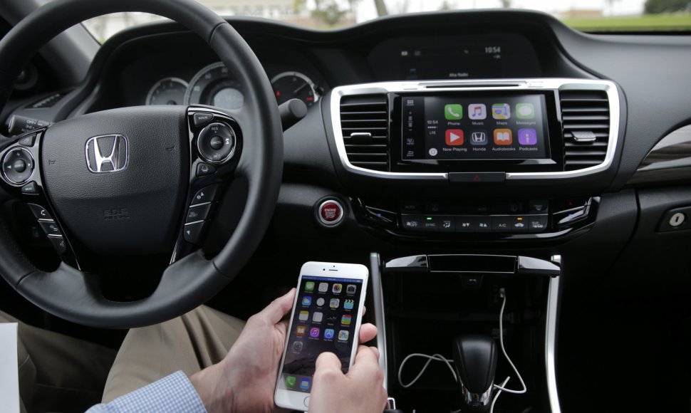 „Apple“ Carplay automobilyje (asociatyvi nuotr.)