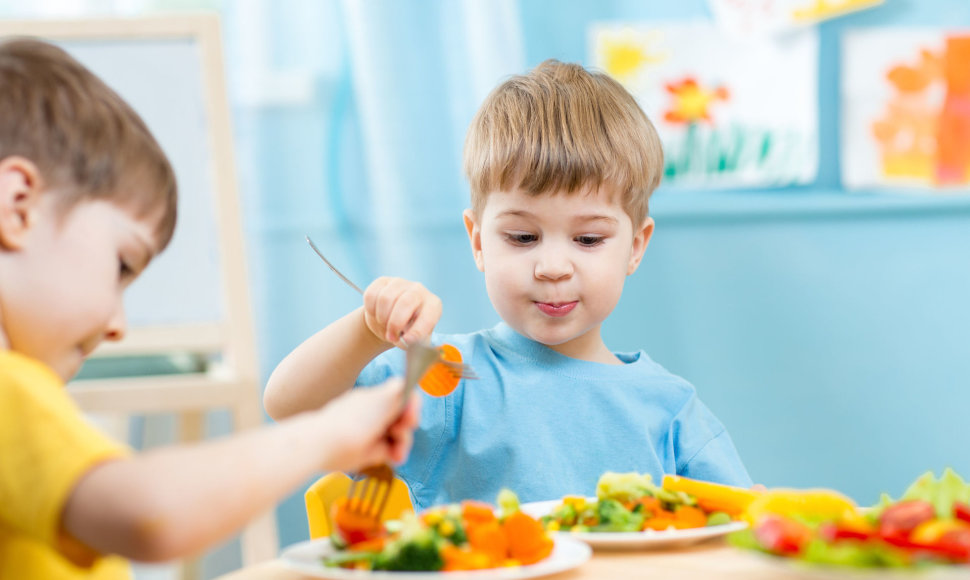 Vaikai valgo daržoves ir vaisius