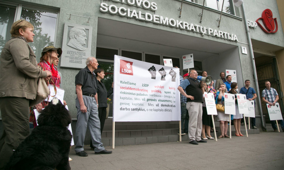 Protesto akcija prie centrinės Socialdemokratų partijos būstinės