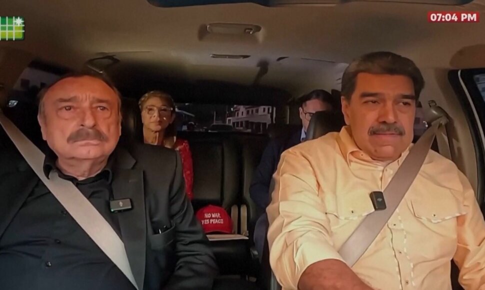 Nicolasas Maduro (dešinėje) ir jo žmona Cilia Flores (gale)
